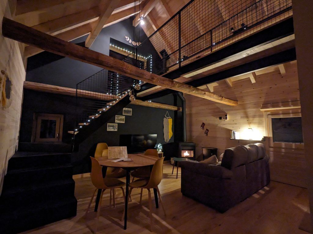 Interior de Casa Nornore, salón comedor con chimenea