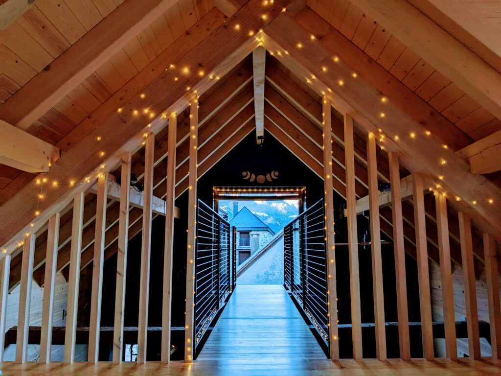 iluminación cálida y celosía de madera interior de Casa Nornore