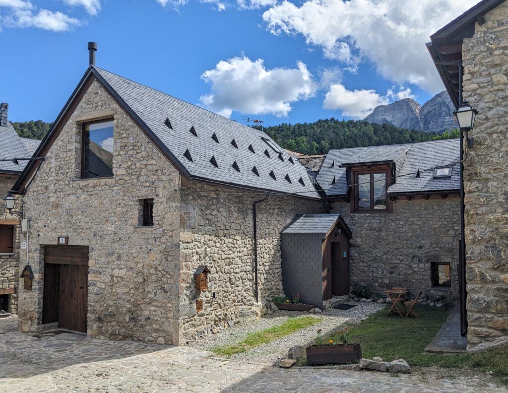 exterior casa Nornore con parking en la puerta