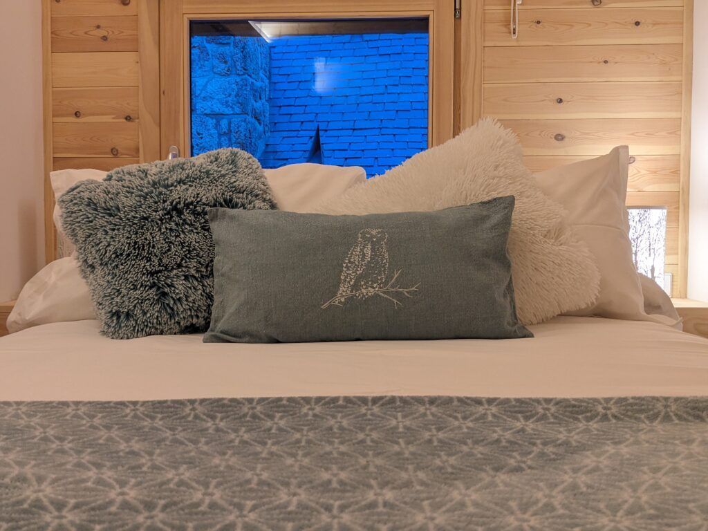 Habitación inferior con cama de matrimonio en Casa Nornore