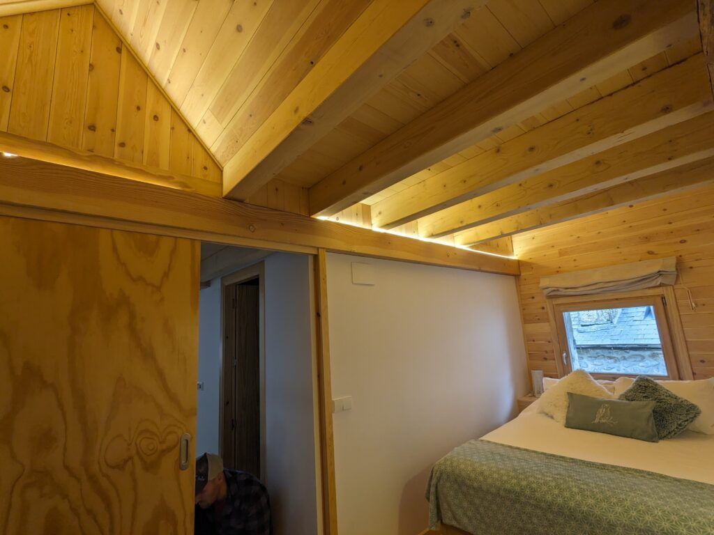 Techo con luz indirecta en Habitación inferior con cama de matrimonio en Casa Nornore