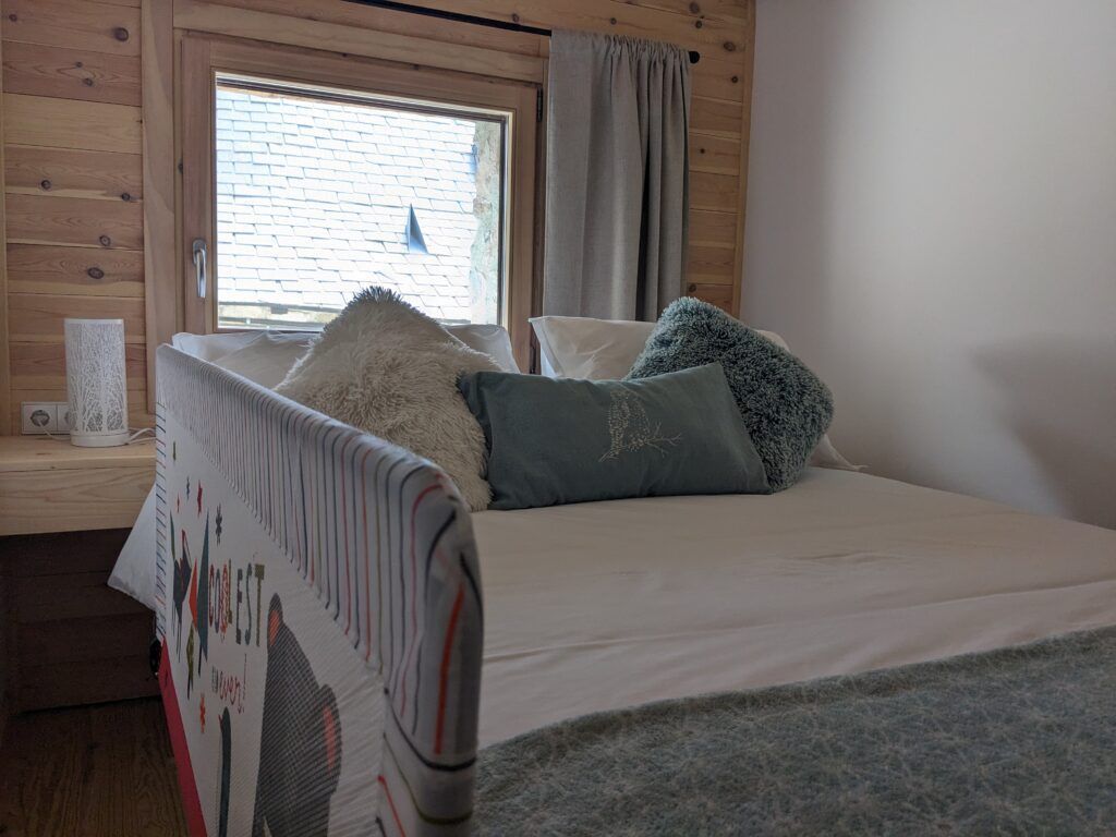 Barrera de seguridad para la cama de matrimonio en Casa Nornore