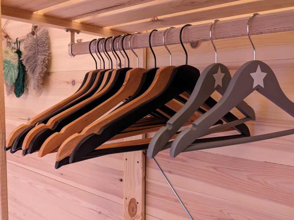detalles Habitación inferior con cama de matrimonio en Casa Nornore