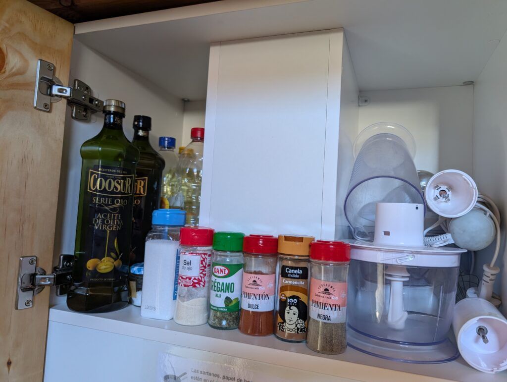 Dejamos lo básico que necesitas para cocinar como aceite, sal, vinagre, azúcar y especias